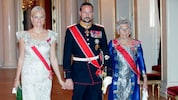 (v.l.n.r.) Kronprinzessin Mette‑Marit, Kronprinz Haakon und Prinzessin Astrid schreiten beim ...