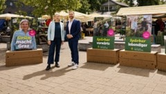 Judith Schwentner und Timon Scheuer präsentierten die Wahlplakate am Lendplatz. 