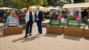 Judith Schwentner und Timon Scheuer präsentierten die Wahlplakate am Lendplatz. 