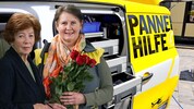 Maria Kappinger (links) bedankte sich bei ÖAMTC- Mitarbeitern Agnes Salfinger (rechts) mit einem ...