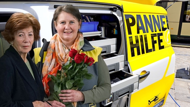 Maria Kappinger (links) bedankte sich bei ÖAMTC- Mitarbeitern Agnes Salfinger (rechts) mit einem ...