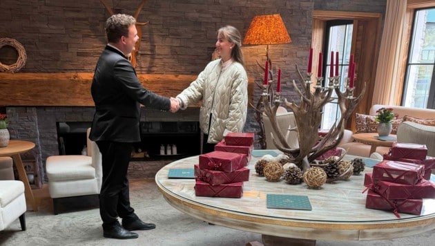 Mit Freude begrüßt David Oberlindober im Alpin Resort Sacher die Gäste. So auch Schauspielerin ...
