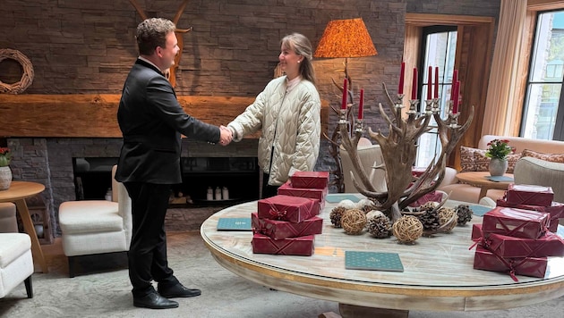 Mit Freude begrüßt David Oberlindober im Alpin Resort Sacher die Gäste. So auch Schauspielerin ...