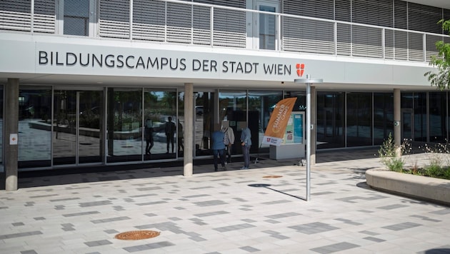 Die Affäre zwischen einer Kindergärtnerin und einem Schüler (14) in einem Wiener Bildungscampus ...