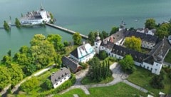 Im Toscanapark verschlechtert sich von Tag zu Tag das Landschloss Ort, das in ein Hotel umgebaut ...