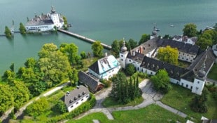 Im Toscanapark verschlechtert sich von Tag zu Tag das Landschloss Ort, das in ein Hotel umgebaut ...