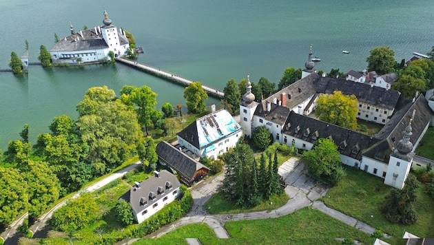 Im Toscanapark verschlechtert sich von Tag zu Tag das Landschloss Ort, das in ein Hotel umgebaut ...