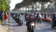 Tausende Biker rocken gerade den Italo-Badeort an der Oberen Adria.