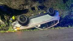 Das Auto blieb auf dem Dach liegen.