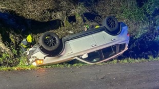 Das Auto blieb auf dem Dach liegen.