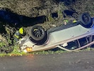 Das Auto blieb auf dem Dach liegen.