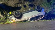 Das Auto blieb auf dem Dach liegen.