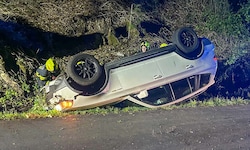 Das Auto blieb auf dem Dach liegen.