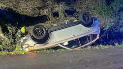 Das Auto blieb auf dem Dach liegen.