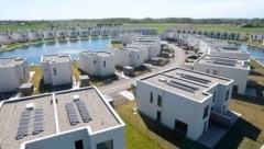Die Wohneinheiten schlingen sich um den mäanderartigen „See“.