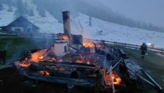 Die Almhütte brannte um 4.40 Uhr morgens lichterloh.