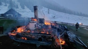 Die Almhütte brannte um 4.40 Uhr morgens lichterloh.