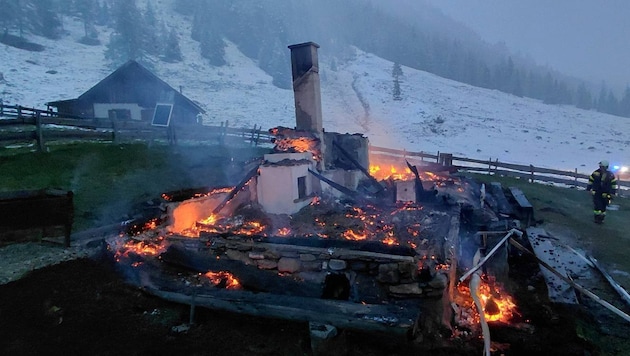 Die Almhütte brannte um 4.40 Uhr morgens lichterloh.
