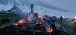 Die Almhütte brannte um 4.40 Uhr morgens lichterloh.
