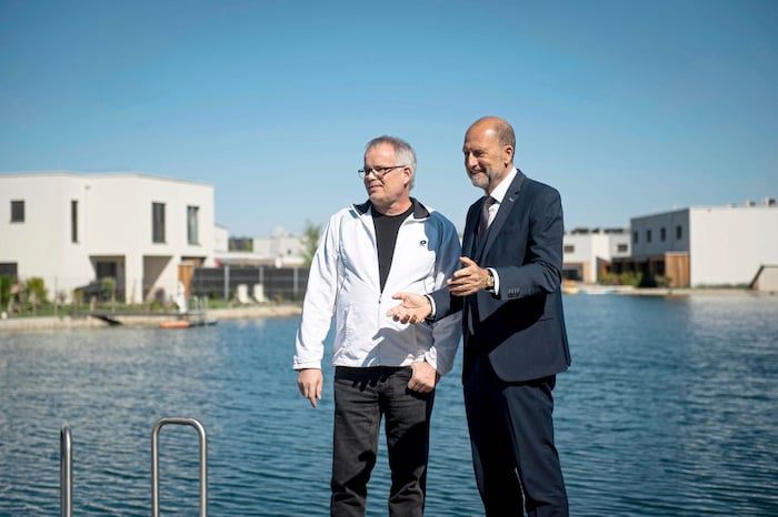 „Krone“-Redakteur Andreas Leisser im Gespräch mit dem „Botschafter“ des Sonnenweihers, Bernhard ...