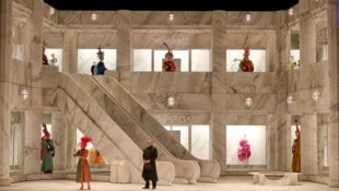 Im Tempel des Luxus: Heiße Haute Couture in der kühlen Shopping-Mall aus Marmor.