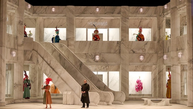 Im Tempel des Luxus: Heiße Haute Couture in der kühlen Shopping-Mall aus Marmor.
