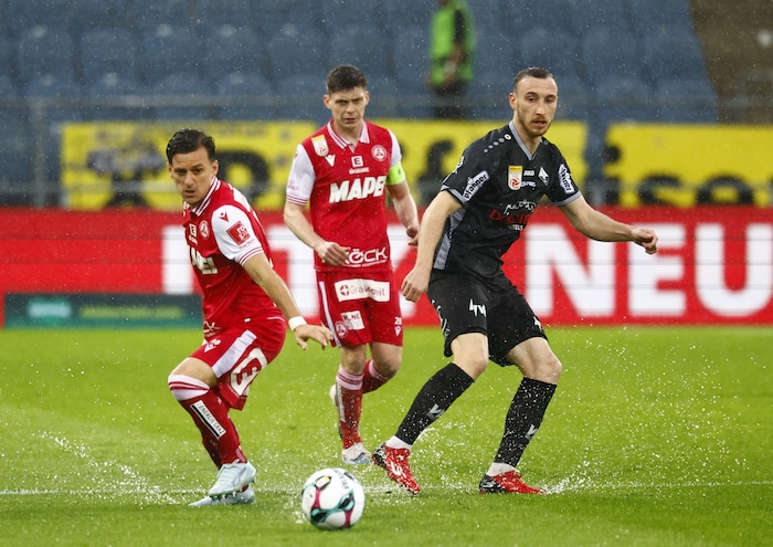 Mit Spielmacher Mike Bähre (r.) wird noch verhandelt.