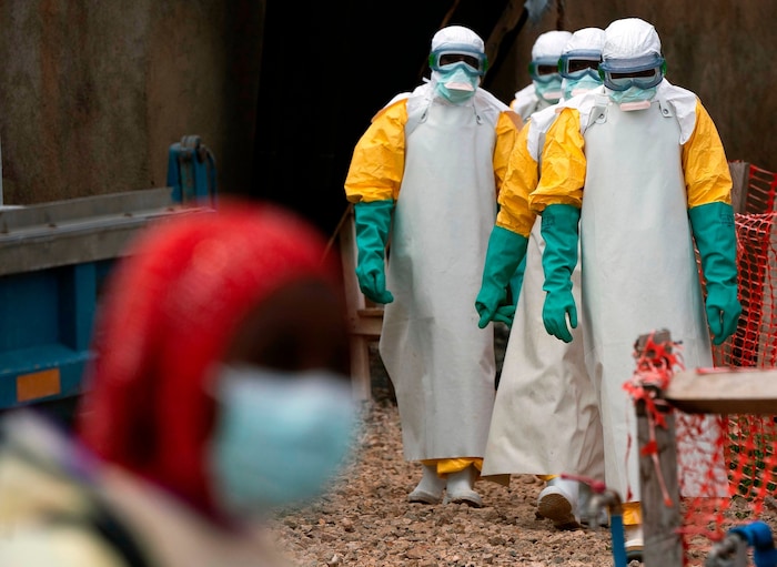 Gesundheitsarbeiter in Schutzkleidung beginnen ihre Schicht in einem Ebola-Behandlungszentrum in ...