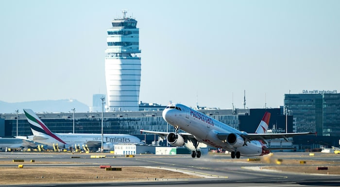 Mitten in der Urlaubssaison informieren die Experten der AKNÖ am Flughafen in Schwechat.