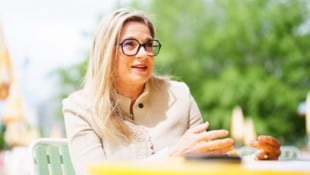 Eva Manhart Christa Kummer (61), ist Geowissenschafterin, Theologin, Moderatorin und Keynote-Speakerin.