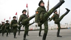 Russische Soldaten beim Training für die berühmte Militärparade in Moskau