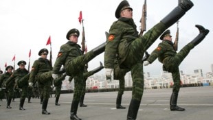 Russische Soldaten beim Training für die berühmte Militärparade in Moskau