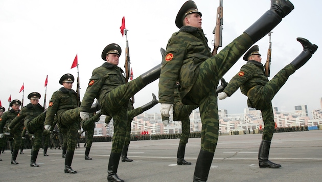 Russische Soldaten beim Training für die berühmte Militärparade in Moskau