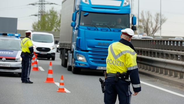 Die Beamten holten den Lkw-Zug am Klagenfurter Südring aus dem Verkehr.