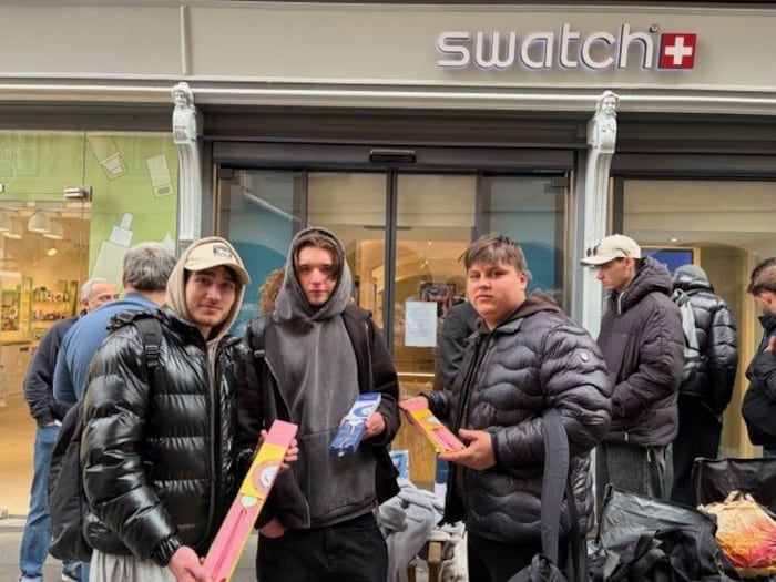 Mirek, Vladislav und Taras sind über sechs Stunden aus Polen angereist, um sich die Uhren zu ...