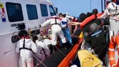 Nach der Ankunft auf der italienischen Mittelmeerinsel Lampedusa ist ein neugeborenes Mädchen an ...