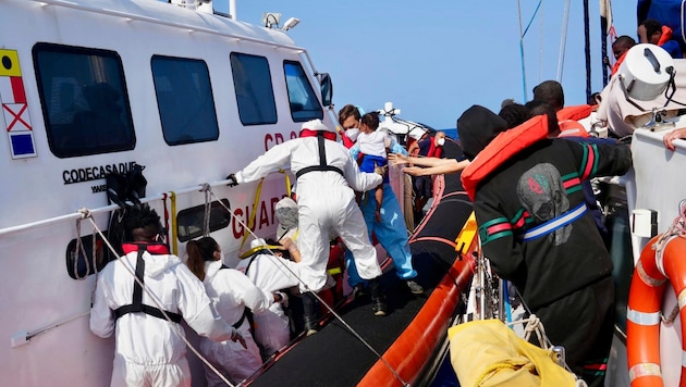 Nach der Ankunft auf der italienischen Mittelmeerinsel Lampedusa ist ein neugeborenes Mädchen an ...
