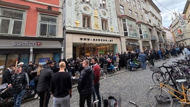 Samstag, kurz vor 10 Uhr: Mega-Warteschlange vor dem Swatch-Store in Graz