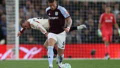 Alexis Mac Allister (li.) muss sich nach Liverpools Niederlage gegen Aston Villa harte Kritik ...