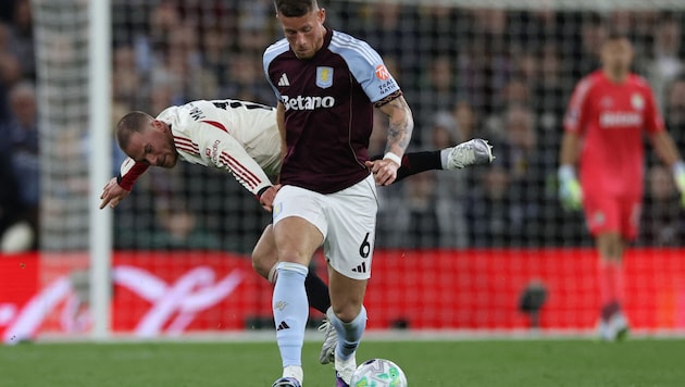 Alexis Mac Allister (li.) muss sich nach Liverpools Niederlage gegen Aston Villa harte Kritik ...