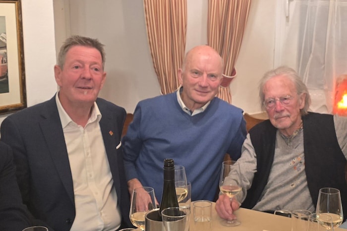 Bgm. Josef Müller und Valentin Hauser konnten Peter Handke wieder in Griffen begrüßen (v. l.).