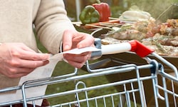 Wer beim Einkaufen achtgibt, grillt billiger. 