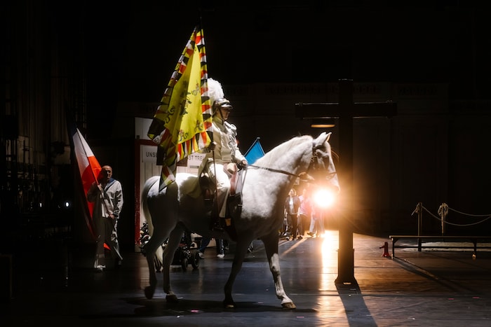 Auch ein echter Lipizzaner ist mit dabei im Museumsquartier bei der Eröffnungspremiere der ...