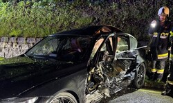 Eines der beiden Autos, die Freitag gegen 22 Uhr in Ossiach gegeneinandergeprallt waren: Zwei ...