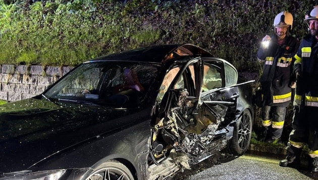 Eines der beiden Autos, die Freitag gegen 22 Uhr in Ossiach gegeneinandergeprallt waren: Zwei ...
