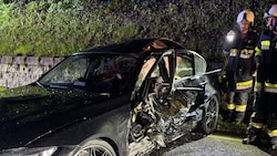 Eines der beiden Autos, die Freitag gegen 22 Uhr in Ossiach gegeneinandergeprallt waren: Zwei ...