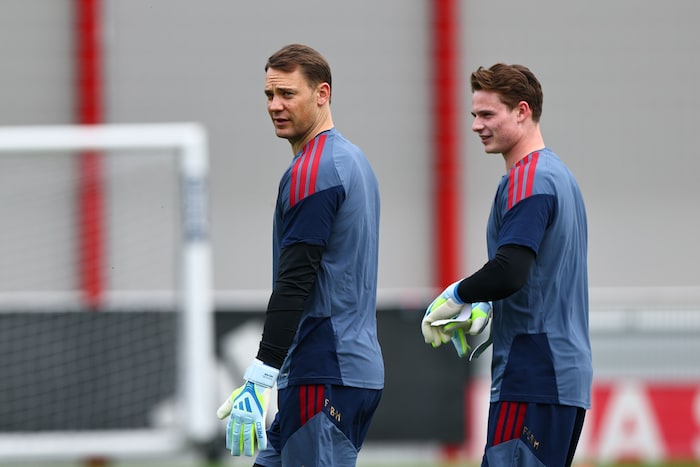 Manuel Neuer (li.) und Jonas Urbig