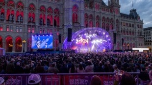 Das Eurovision Village am Wiener Rathausplatz bietet täglich Live-Auftritte von ESC-Stars, ...