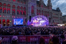 Das Eurovision Village am Wiener Rathausplatz bietet täglich Live-Auftritte von ESC-Stars, ...