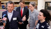 Richard Glossip (graues Hemd) neben seiner Ehefrau außerhalb der Gefängnismauern